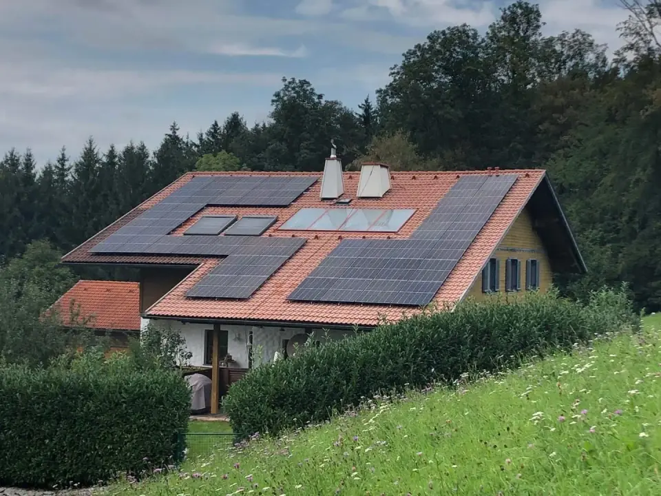 Photovoltaikanlage auf einem Hausdach in Tulln