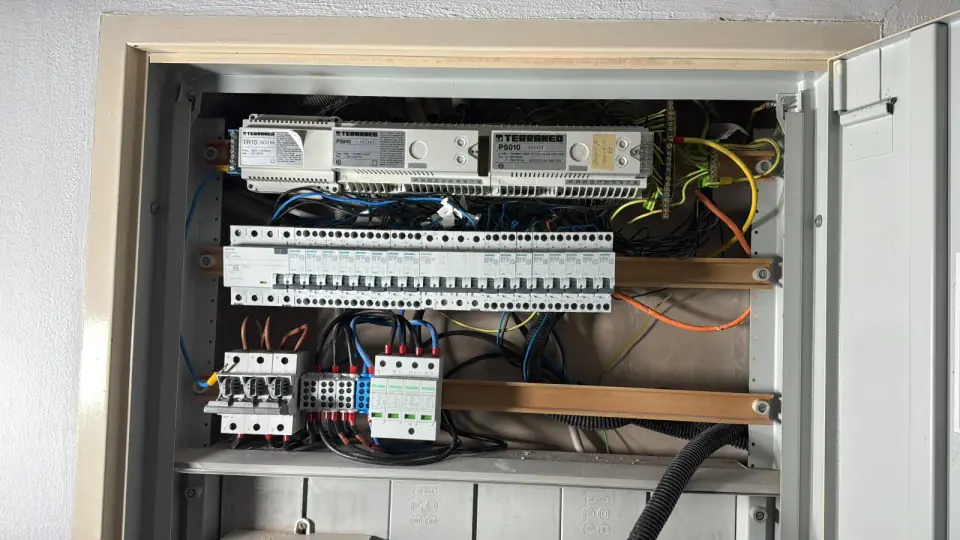 Bestehender Elektroverteiler vor Erweiterung für Photovoltaik, Wärmepumpe und Wallbox