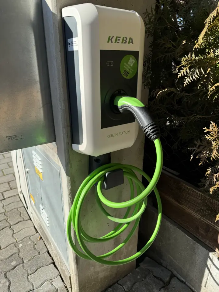 KEBA Wallbox als Referenzprojekt von ESNO fuer Wallbox Installation, Leitungsweg und PV-Ueberschussladen