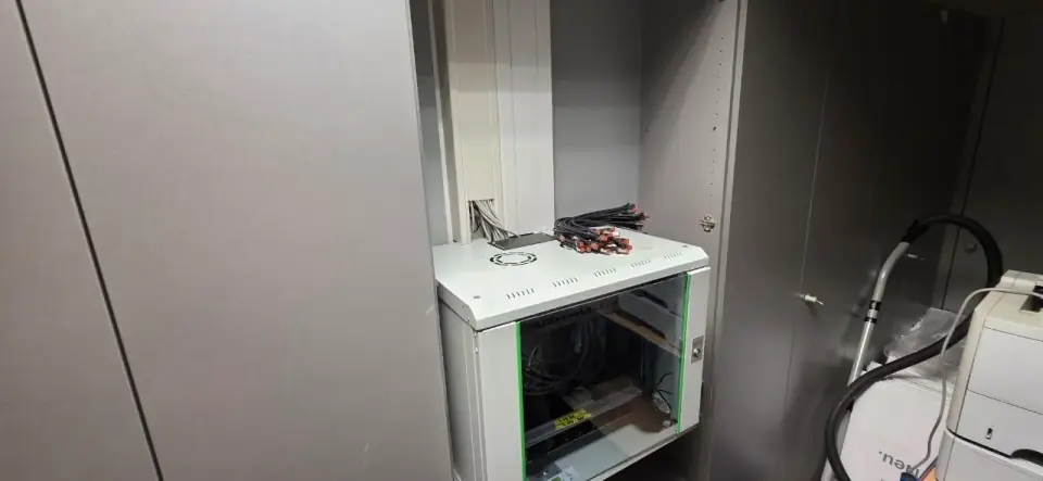 Zentraler Netzwerkschrank mit Patchpanel, Switch und Reserven für zukünftige Erweiterungen in einem Einfamilienhaus