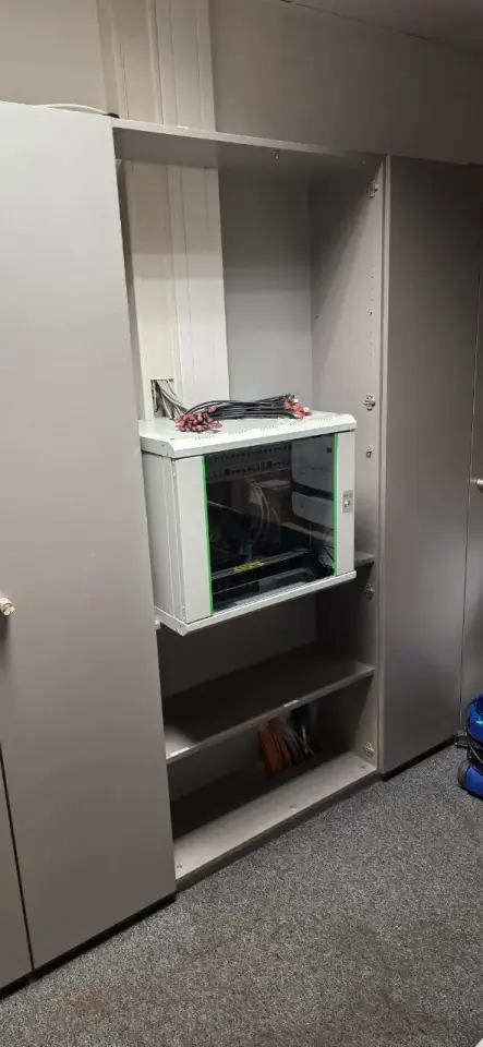 In Schranklösung integrierter Netzwerkschrank für LAN-Verkabelung, Smart Home und Gebäudetechnik