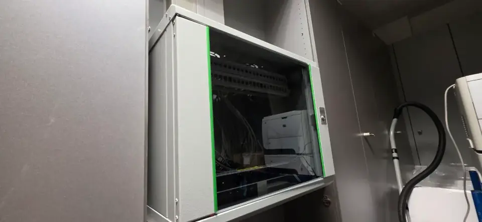 Geschlossener Netzwerkschrank mit Glastür für Smart Home, LAN-Verkabelung und Gebäudetechnik im Einfamilienhaus