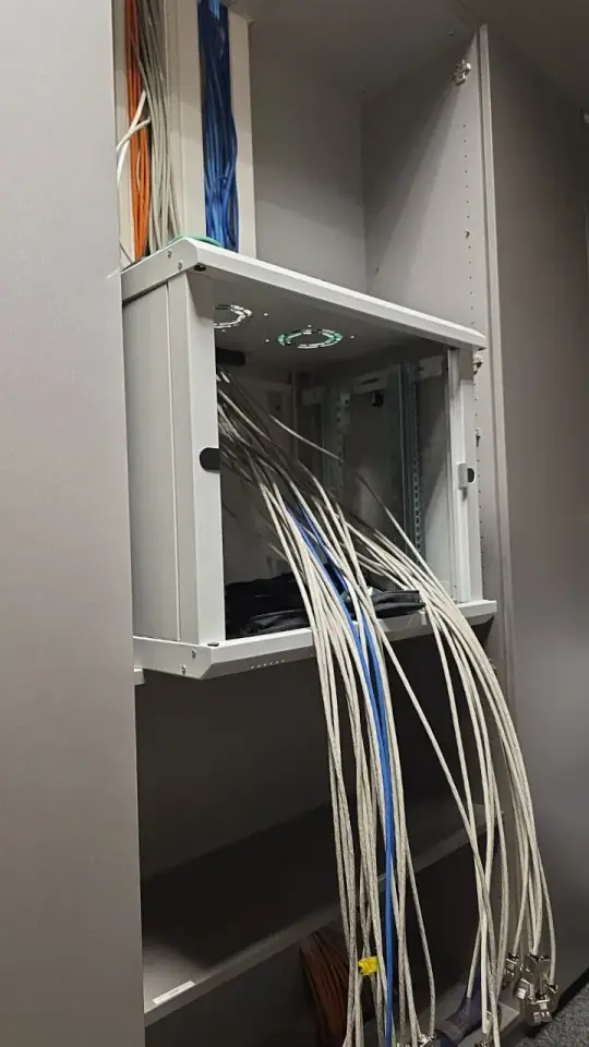 CAT7 Netzwerkleitungen und Reserveleitungen vor der Installation eines Netzwerkschranks im Einfamilienhaus