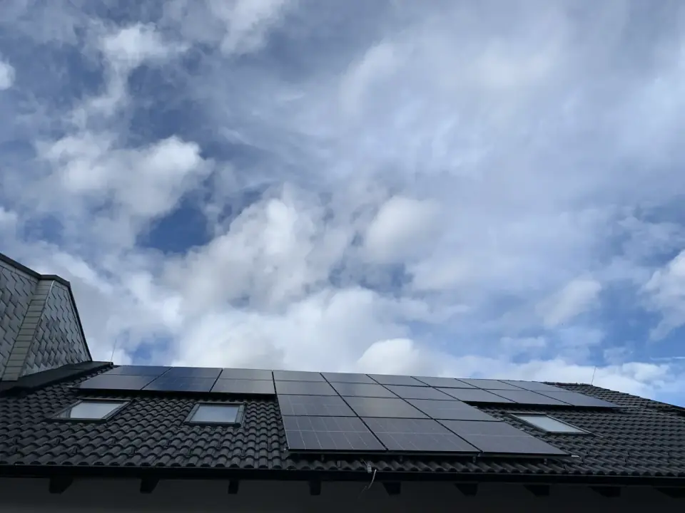 Photovoltaikanlage mit Dachfenstern in Wien Ottakring